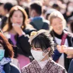 Eine Frau wird zum zweiten Mal positiv auf das Coronavirus getestet