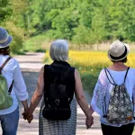 femmes, copines, nature, marcher, relation amicale, ensemble, relever, cohésion, aider, affection, générations, mère, plaisir, confiance, chemin, avenir, vieille, ménopause, connectivité, vie, excursion, bonne fête des mères, des loisirs, time out