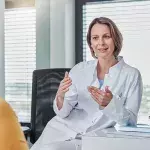 Frau beim Arzt