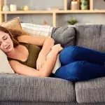 Frau mit Krämpfen