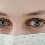 Frau mit Maske