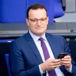 Jens Spahn hält am 18. September 2020 sein Handy im Bundestag