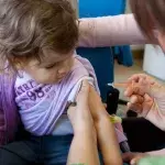 Kind wird gegen das Coronavirus geimpft