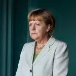 Merkel blickt nachdenklich in die Ferne