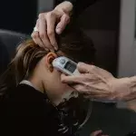 Mutter misst Fieber bei krankem Kind