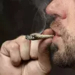 Nach dem Rauchen von synthetischem Marihuana tritt diese furchteinflößende Nebenwirkungen auf