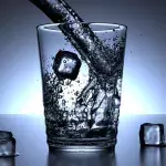 Reiseexperte verrät: Aus diesem Grund sollte man im Flugzeug niemals Wasser trinken 