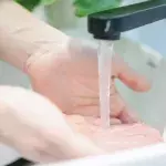 So sehen deine Hände aus, wenn du sie nach dem Toilettengang nicht wäschst