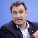 Söder nimmt seine Maske ab