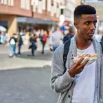 Student isst 2 Wochen lang nur beim Schnellimbiss: Diese unerwartete Folge erschreckt ihn am meisten!