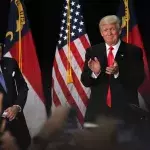 Trump und Giuliani bei einem Wahlkampfauftritt