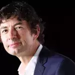 Virologe Dr. Christian Drosten posiert vor der Kamera