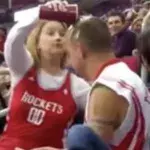 Kiss Cam: Seine Frau will ihn nicht küssen, doch seine Rache ist genial!