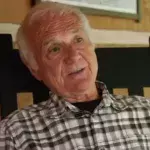 Irre Karriere: Ihr erratet nie, was dieser 85-jährige Priester heute beruflich macht!