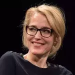 Sexologin Gillian Anderson zeigt, wie Vorspiel Männern richtig Spaß macht!