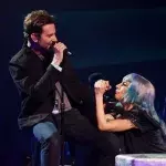 Lady Gaga: Bradley Cooper überrascht ihre Fans mit spontaner Aktion (Video)