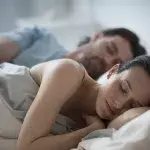 Frau glaubt, sie liegt mit ihrem Freund im Bett