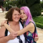 Frau sieht aus wie ihre Oma, doch in Wahrheit verbindet sie etwas ganz anderes