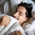 Mann im Bett