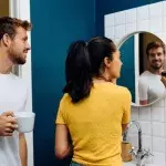 Mann und Frau im Badezimmer