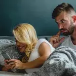 Mann und Frau im Bett