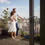Paar geht am Balkon bis ans Äußerste, dann passiert das Unglück
