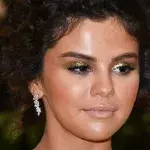 Selena meldet sich zurück 