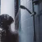 Welches Körperteil wäschst du zuerst unter der Dusche?