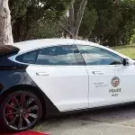 Polizei fährt Tesla bei einer Verfolgungsjagd
