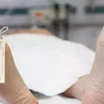 Sie wird für tot erklärt – doch in der Leichenhalle wacht sie plötzlich auf!