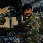 Soldaten arbeiten an einer UH-60 Blackhawk in Kabul, Afghanistan