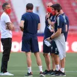 Spaniens Trainer  Luis Enrique mit Mitarbeitern