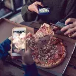 22-Jährige gefährdet ihre Gesundheit für seltsamen Youtube-Trend