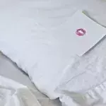 Als er die versteckte Nachricht in seinem Hotelbett entdeckt, wird ihm übel