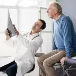 Arzt klärt Patienten auf
