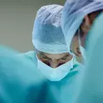 Ärzte stellen falsche Diagnose: Dann operieren sie die junge Frau 10 Mal!