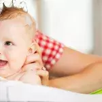 Baby beim Baden