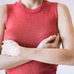 Brüste dieser Frau hören nicht zu wachsen auf: Dann bekommt sie richtig Angst