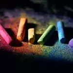 Bunte Kreide vor dunklem Hintergrund