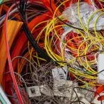 Bunter Elektroschrott liegt auf einem Haufen