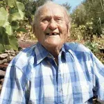 Ärzte gaben ihm 9 Monate: Er pflegte seinen Weinberg noch 40 Jahre lang