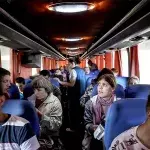Im Bus sitzend erschreckt er sich, als er dieses Ekelteil in ihren Haaren entdeckt! (Video)