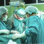 Chirurgin soll minderjähriger Tochter das Mitmachen während Operation erlaubt haben