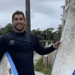 Der national qualifizierte Surfer sah vor Kurzem noch ganz anders aus!