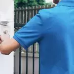 An der Tür ahnt er noch nichts