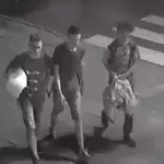 Die Jugendlichen treffen auf einen Obdachlosen