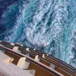 Die Reiling eines Kreuzfahrtschiffes mit Blick auf das Meer
