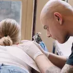 Diese Mutter ist schockiert, als ein Tattoo ihres toten Sohnes anders ausfällt als geplant