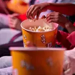 Ein Besucher deckt auf, dass dich Kinos beim Popcorn abzocken. 