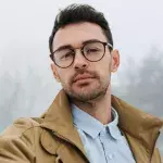 Ein junger Mann startet einen Aufruf auf TikTok, um neue Freunde zu finden. 